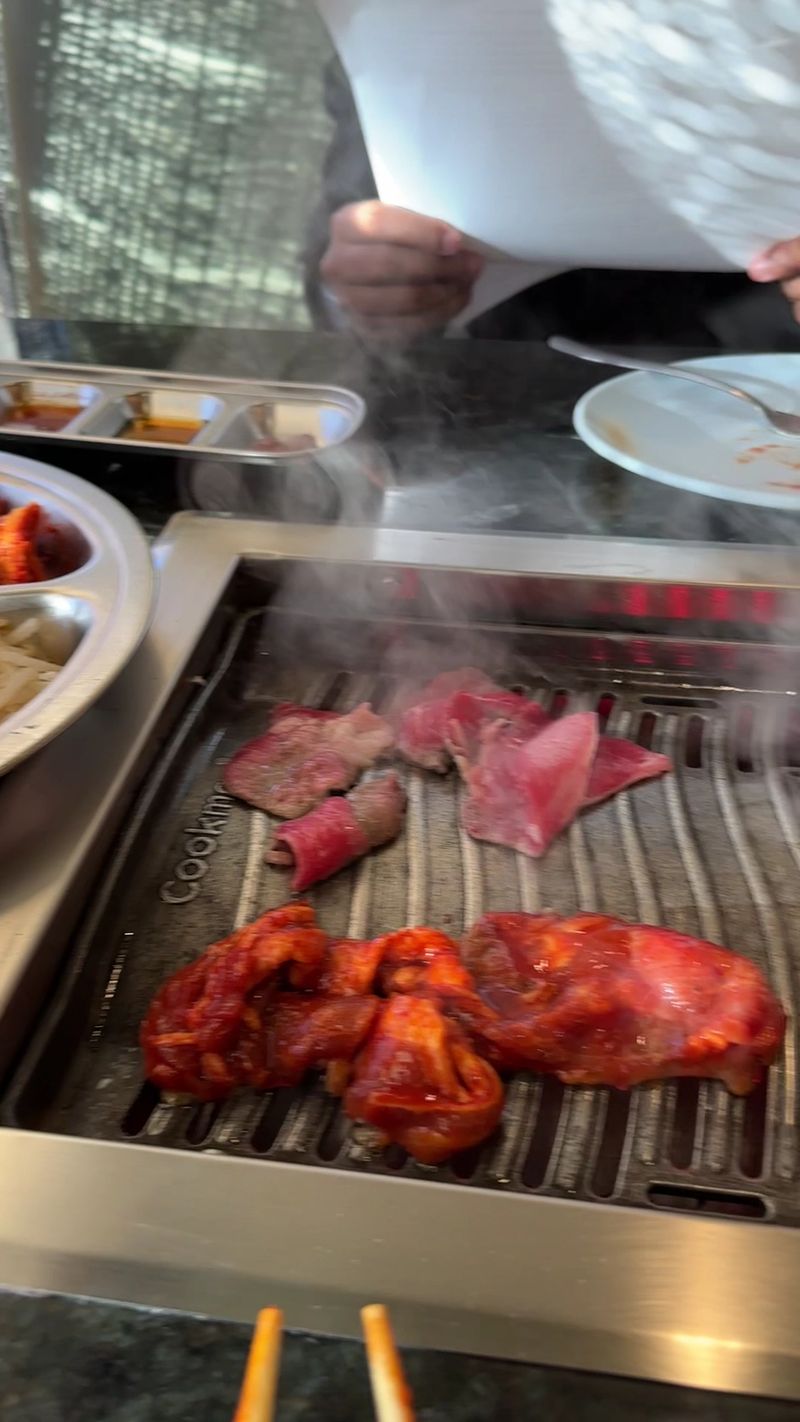 Foodies Flock To This Washington All-You-Can-Eat Spot For A Reason - Decor Hint Late Night Dining Until Midnight