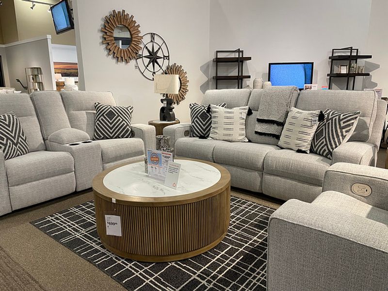 18 Illinois Winter Décor Trends Bringing Cozy Layers Back Into Midwest Homes - Decor Hint Curved Furniture Softens The Space