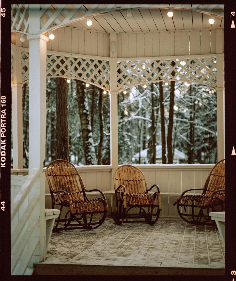 19 New York Winter Porch Décor Ideas Perfect For City Brownstones And Upstate Homes - Decor Hint Farmhouse Rocking Chairs With Plaid Cushions