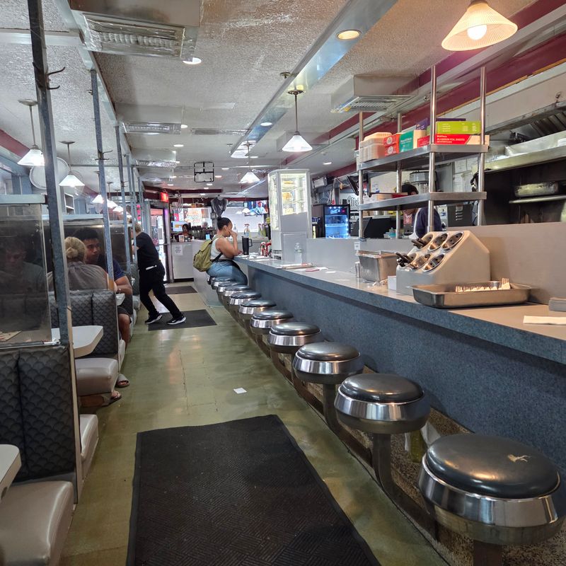 Mississippi Buffets Serving Fried Chicken That Feels Straight Out Of Church Potluck - Decor Hint Pearl's Diner