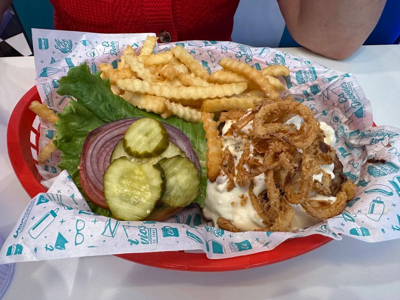 16 Illinois Dining Hotspots Famous For Lines That Never Scare Anyone Away - Decor Hint Ed Debevic's