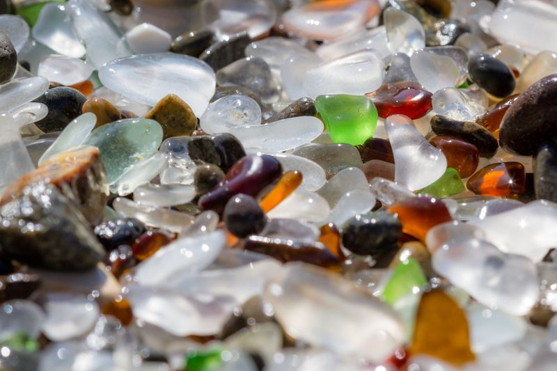 15 Florida Coastal Christmas Living Room Ideas That Feel Bright, Breezy, And Festive - Decor Hint Sea Glass Vase Fillers