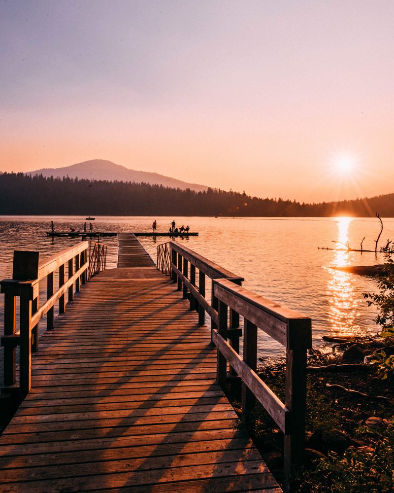 Oregon's Secret Lakeside Retreat That Feels A World Away - Decor Hint Close To Crater Lake National Park