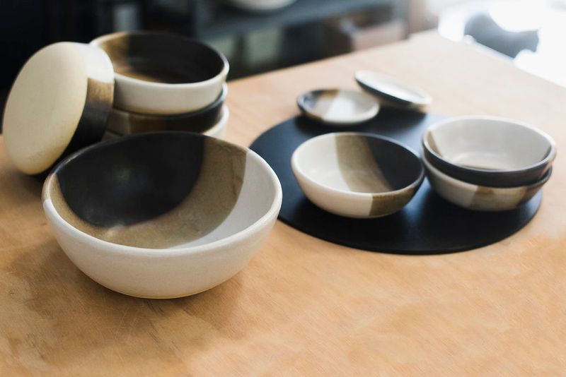 The Antique Trends Pennsylvania Collectors Can't Get Enough Of This Year - Decor Hint Stoneware Jugs With Cobalt Decoration