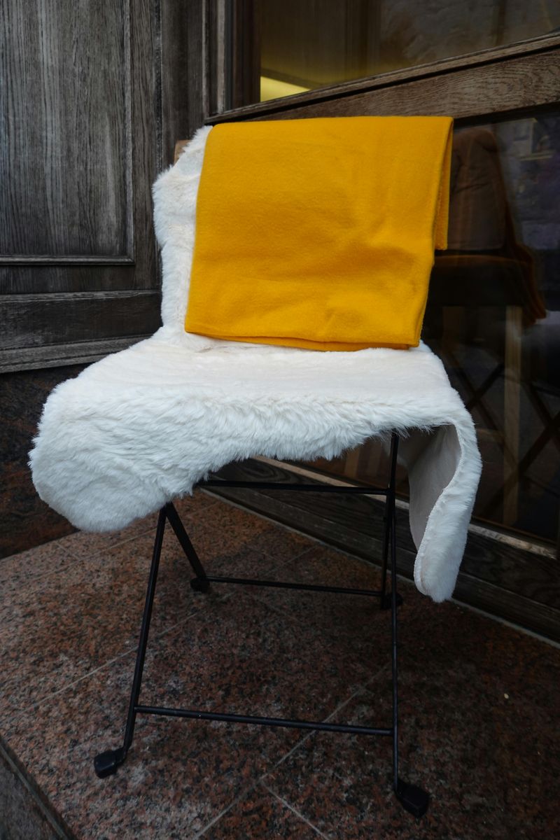 19 New York Winter Porch Décor Ideas Perfect For City Brownstones And Upstate Homes - Decor Hint Faux Fur Throws Draped Over Seating