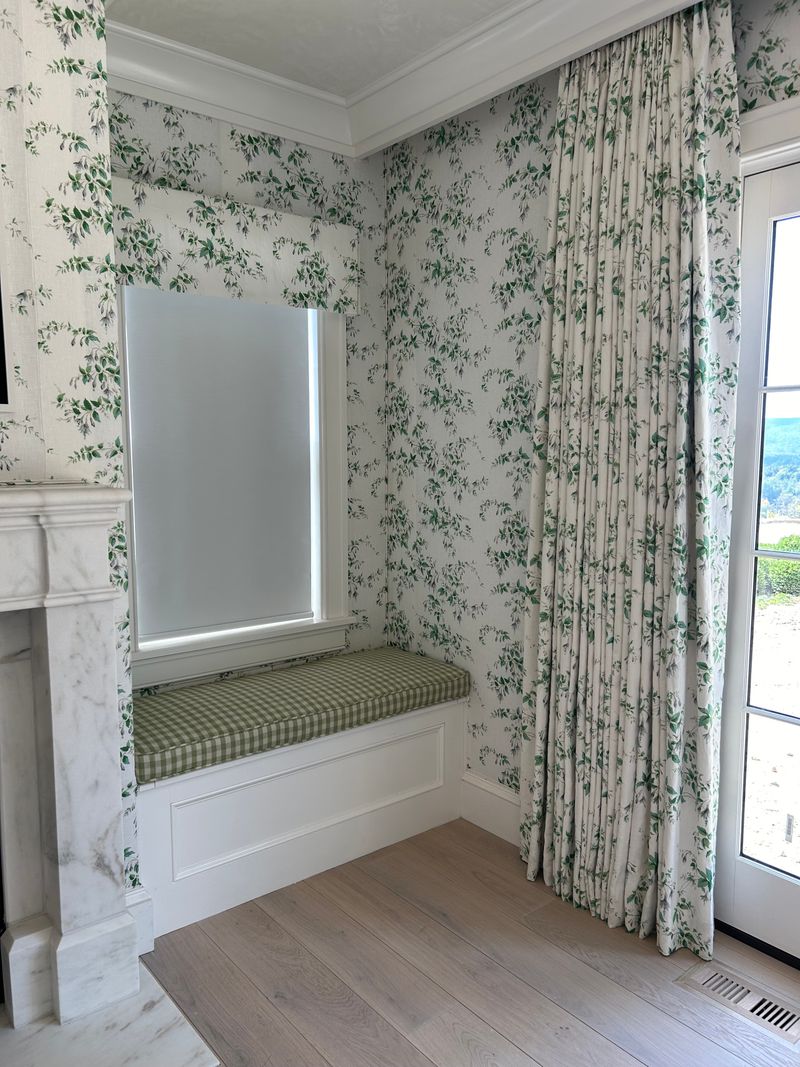 13 Living Room Elements That Bring Southern Charm To Texas Houses - Decor Hint Vintage Floral Or Toile Fabrics