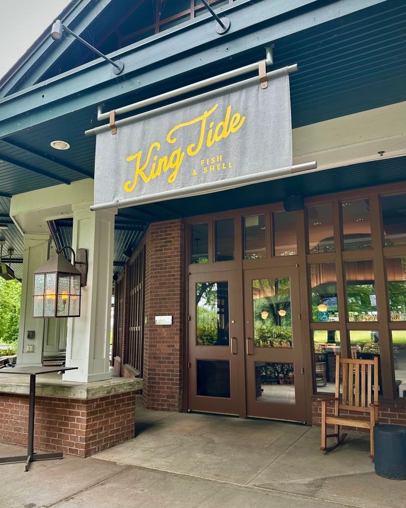 10 Oregon Lobster Roll Spots That Keep Things Simple And Coastal - Decor Hint King Tide Fish & Shell