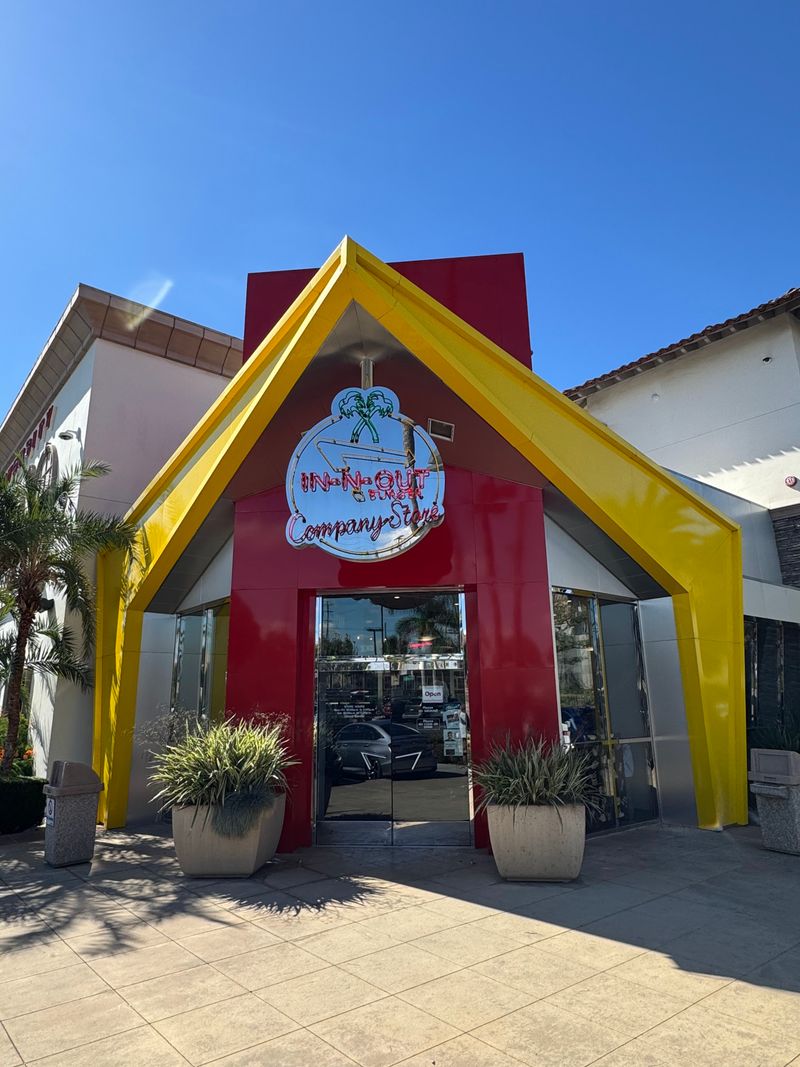 10 California Drive-Ins That Defined Generations That You Can Still Visit Today - Decor Hint In-N-Out Burger