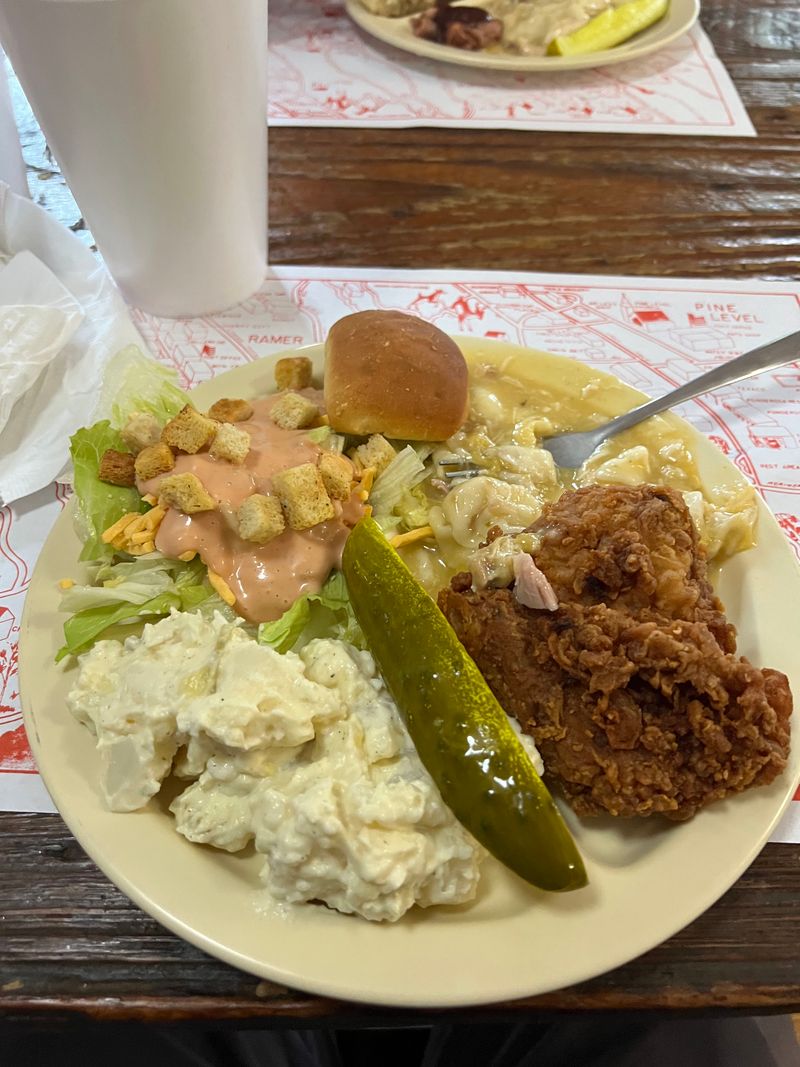 12 Alabama Family-Owned Fried Chicken Spots That Taste Like Sunday Supper - Decor Hint Red’s Little School House