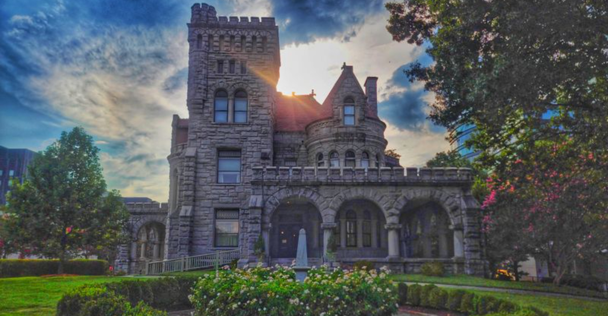 21 Historic Georgia Mansions That Capture The Grandeur Of A Bygone Era - Decor Hint