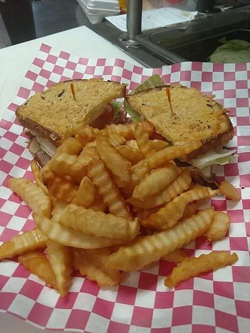 9 Arkansas Mom-And-Pop Diners Locals Love For Food And Familiar Faces - Decor Hint Momma’s Diner