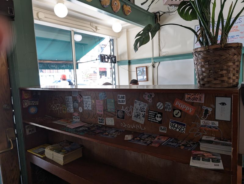 This Little-Known Café In California Has Become A Go-To Spot For Outstanding Biscuits And Gravy - Decor Hint Supporting Local Artists And Musicians