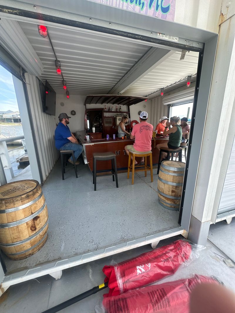 North Carolina Dining That Feels Like A Floating Escape - Decor Hint The Sponge Bob Square Pants Boat Bar
