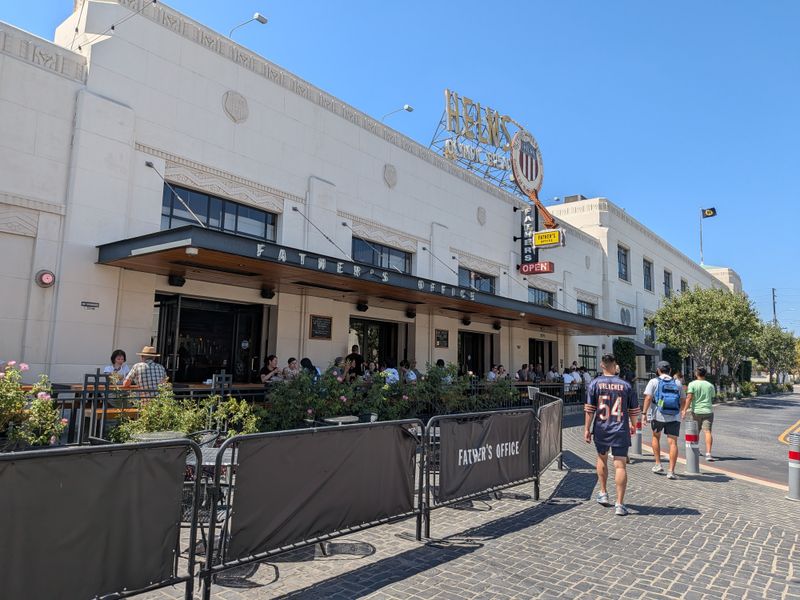 The 21-And-Over Policy That Sets The Atmosphere