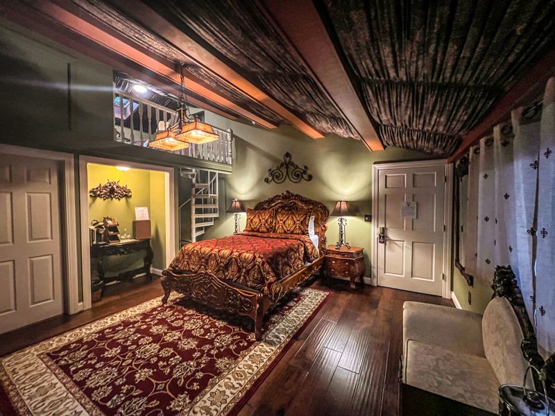 Eight Rooms, Eight Different Dreams