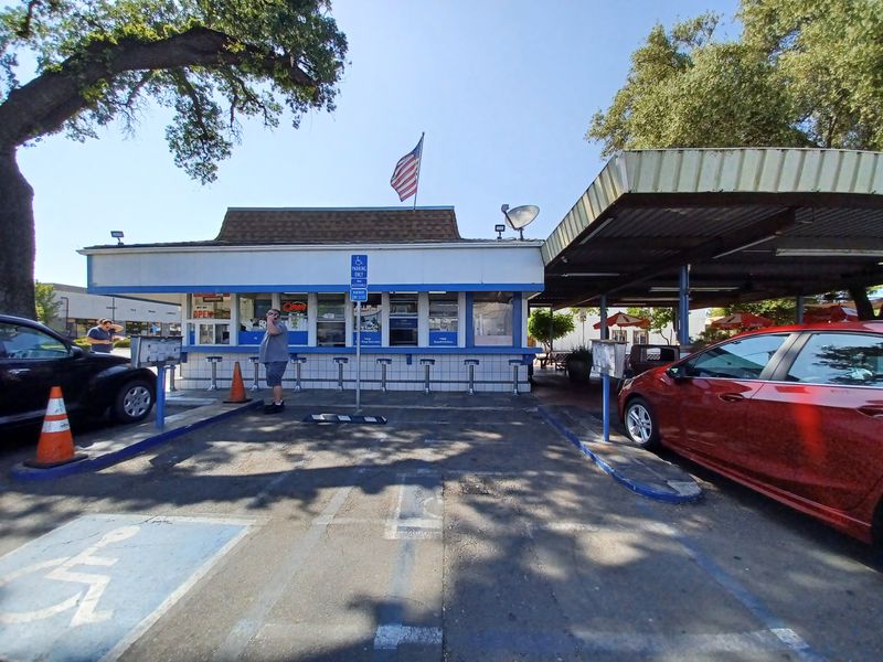This California Restaurant Is Quietly Famous For Its Onion Rings - Decor Hint Part Of A Nostalgic Americana Experience