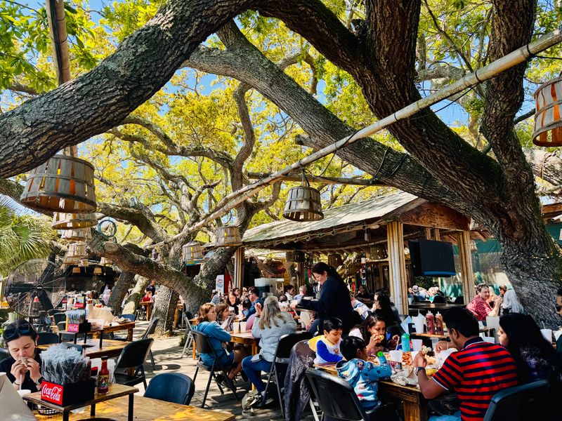 Casual Outdoor Dining Atmosphere