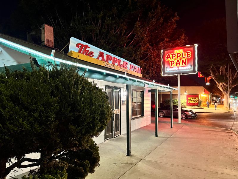 This Classic California Restaurant Is So Loved, Visitors Willingly Travel Miles For Its Burgers - Decor Hint The Beverly Hills 90210 Connection