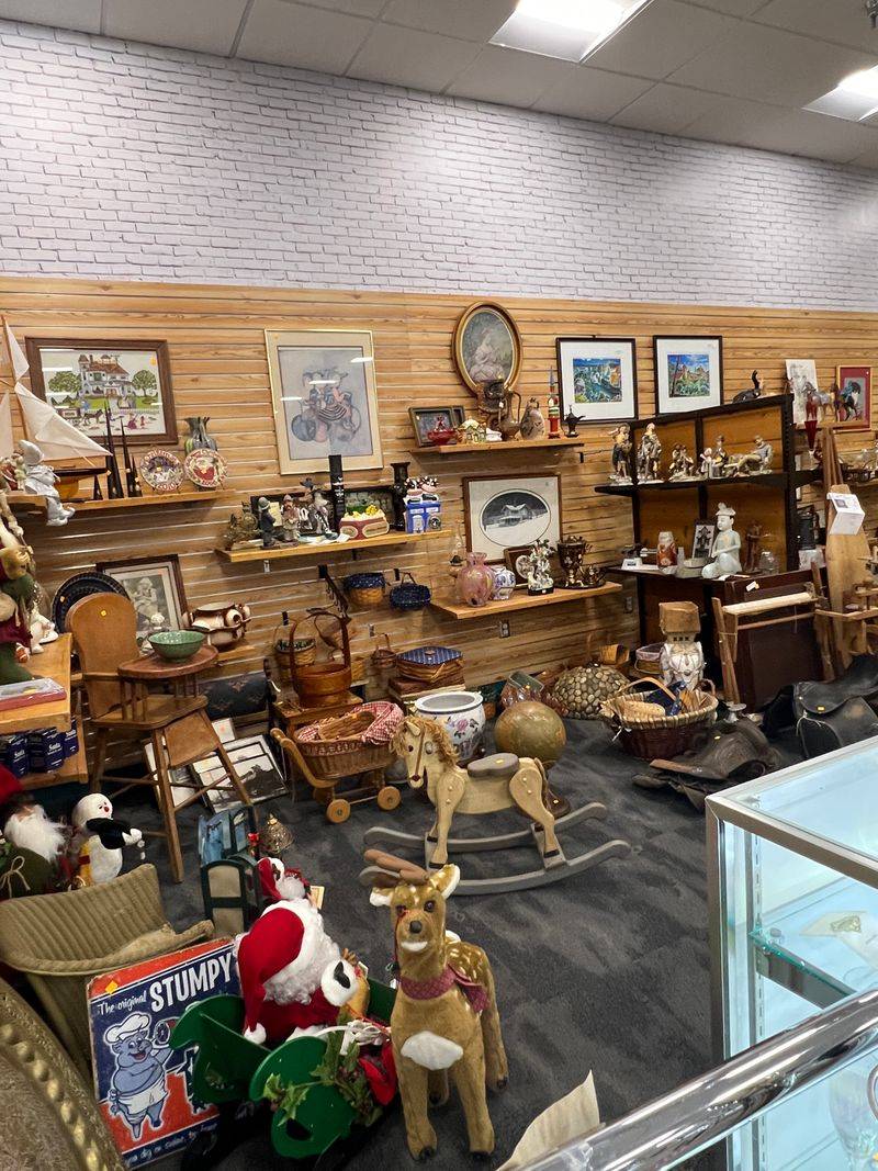 North Carolina's Mega Thrift Store That Feels Never-Ending - Decor Hint Convenient Hours That Work For Everyone's Schedule