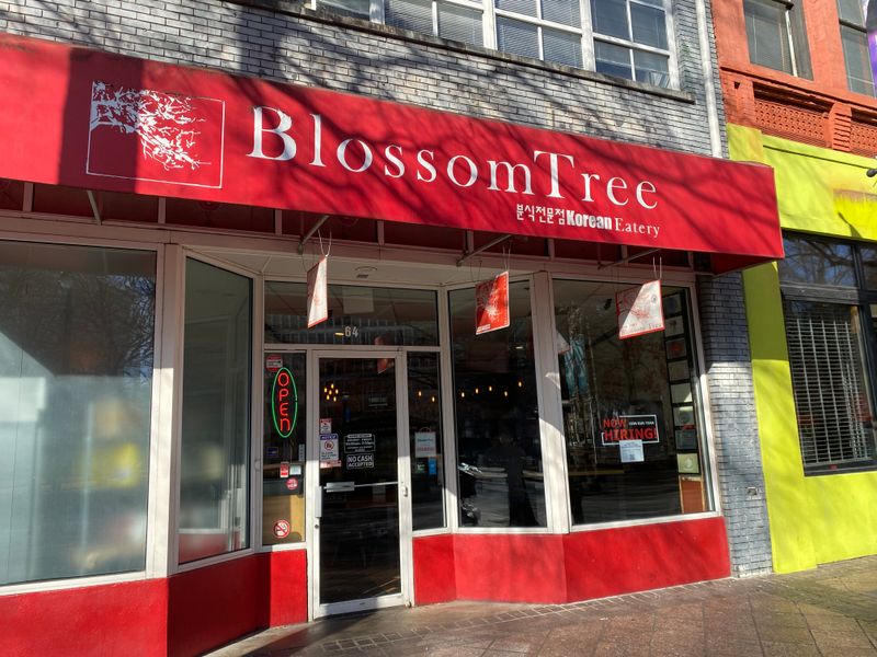 These 14 Georgia Fried Chicken Spots Are Public Knowledge For A Reason - Decor Hint Blossom Tree Restaurant