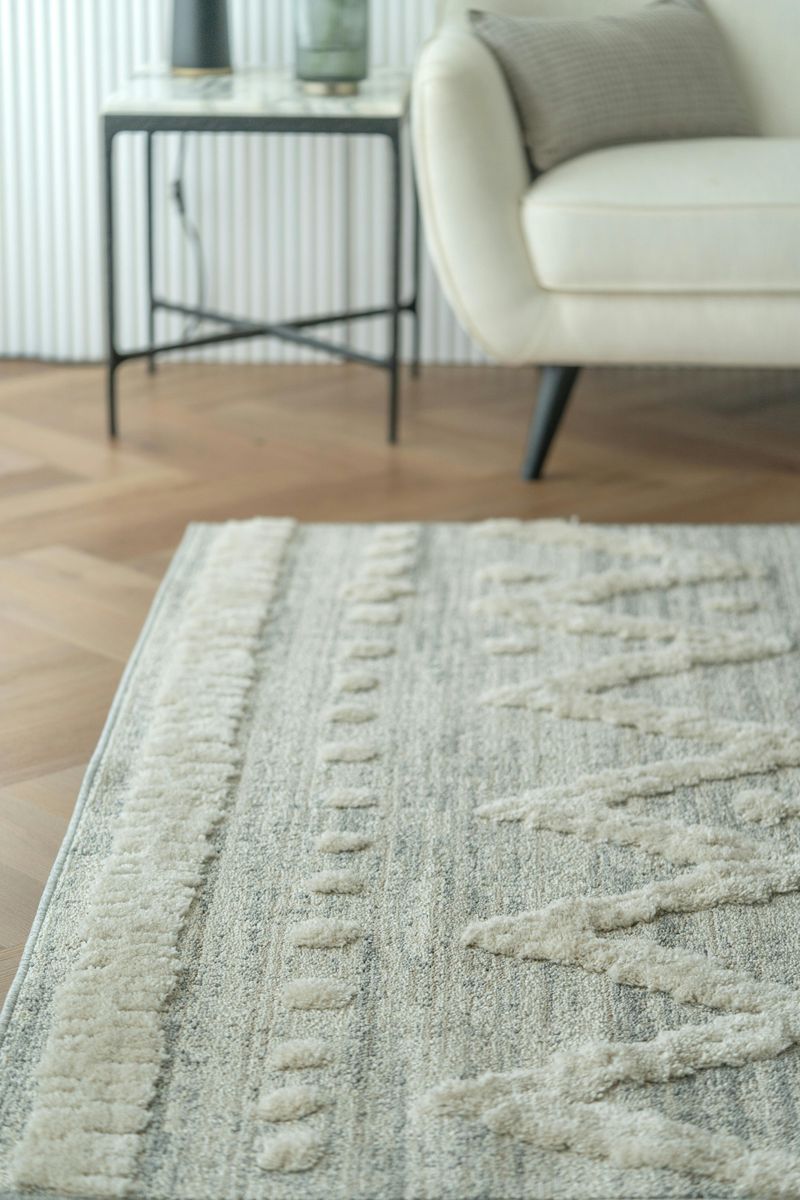Viral Decor Trends Wisconsin Homeowners Quickly Regret - Decor Hint Low-Pile Or Flat-Weave Rugs