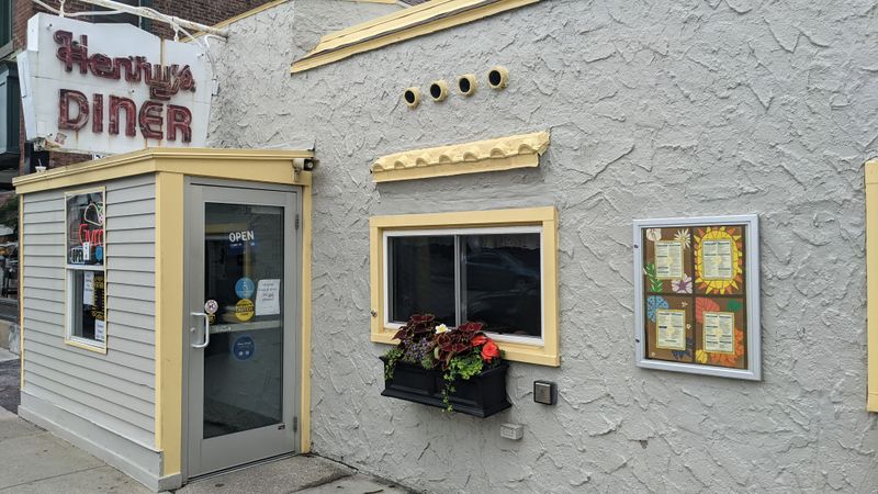 10 Vermont Pancake Houses Worth Waking Up Early For - Decor Hint Henry's Diner