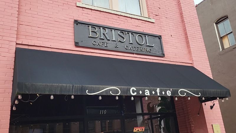 Cozy Georgia Restaurants That Feel Just Right On A Rainy Day - Decor Hint Bristol Café Roswell