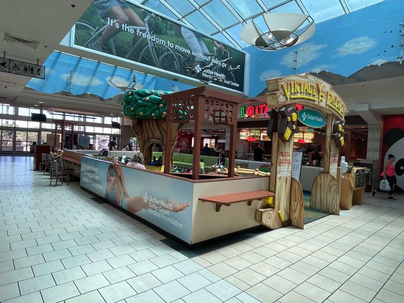 Trailblazers Of The Mall Food Court Era