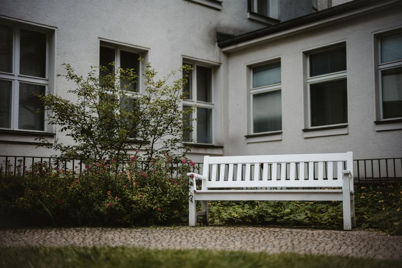 10 Smart Florida Patio Designs That Beat The Elements - Decor Hint Concrete Bench Courtyard
