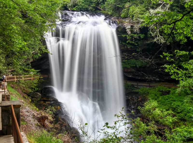 Hit The Road For Western North Carolina's Best Waterfalls (No Hiking Required) - Decor Hint Dry Falls
