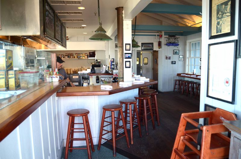 16 California Coastal Seafood Spots Perfect For A Laid-Back Day Trip - Decor Hint Santa Barbara Shellfish Company