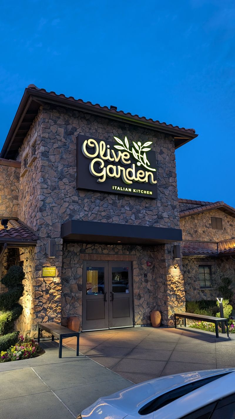 10 California Chains Serving Spaghetti & Meatballs Worth Applauding After Every Bite - Decor Hint Olive Garden Italian Restaurant