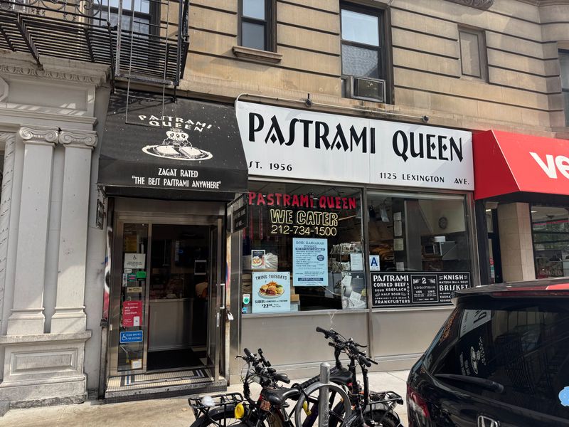 15 Classic New York Delis That Never Go Out Of Style - Decor Hint Pastrami Queen