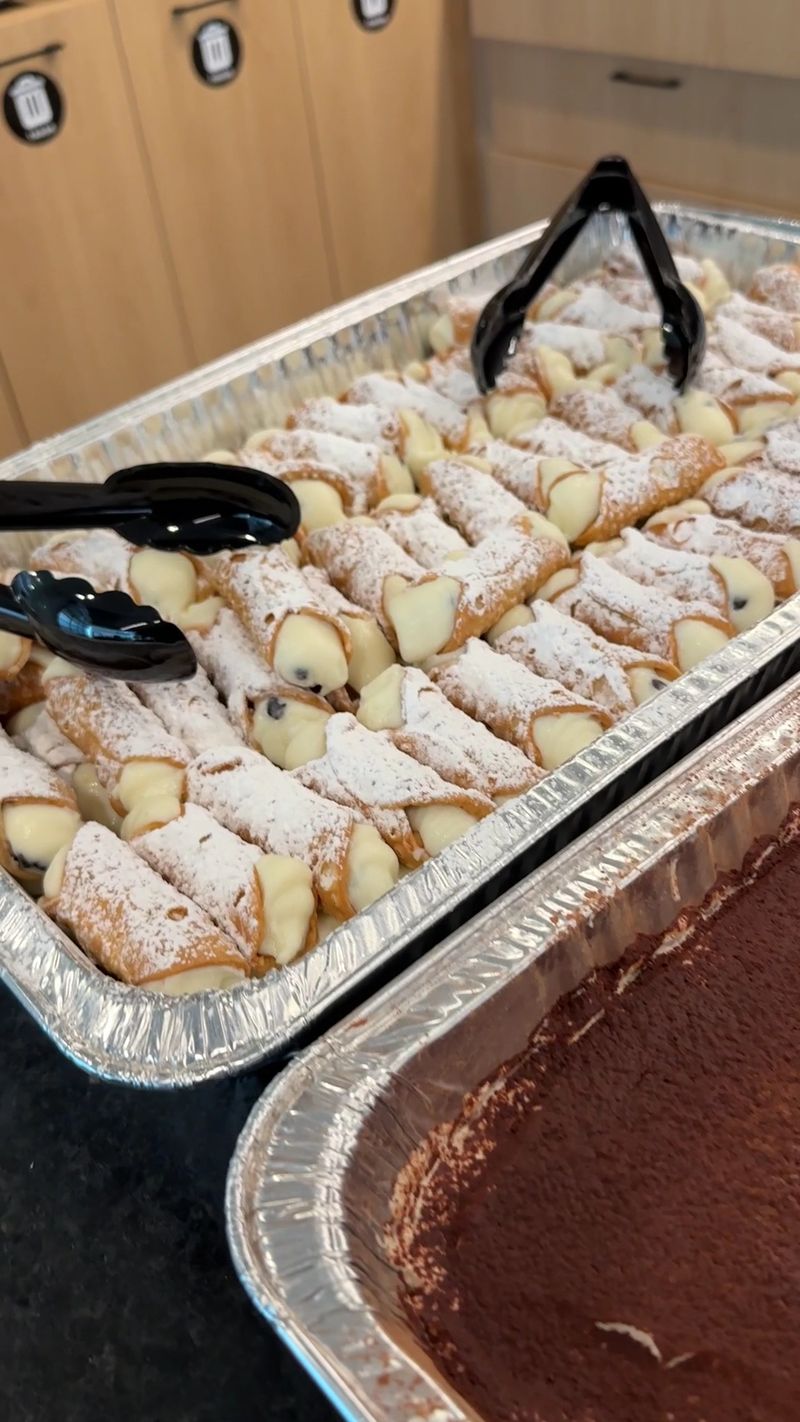 Cannolis That Taste Like Italy