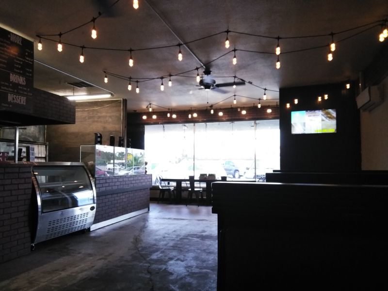 This Norwalk, California Pizza Spot Is A Local Favorite - And It's Easy To See Why - Decor Hint A Positive Workplace For Staff