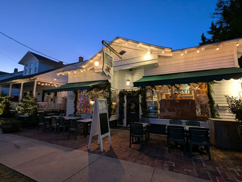 This Grocery In Beaufort, North Carolina, Is Home To The Most Addictive Crab Dip - Decor Hint A Community Cornerstone For Over Three Decades