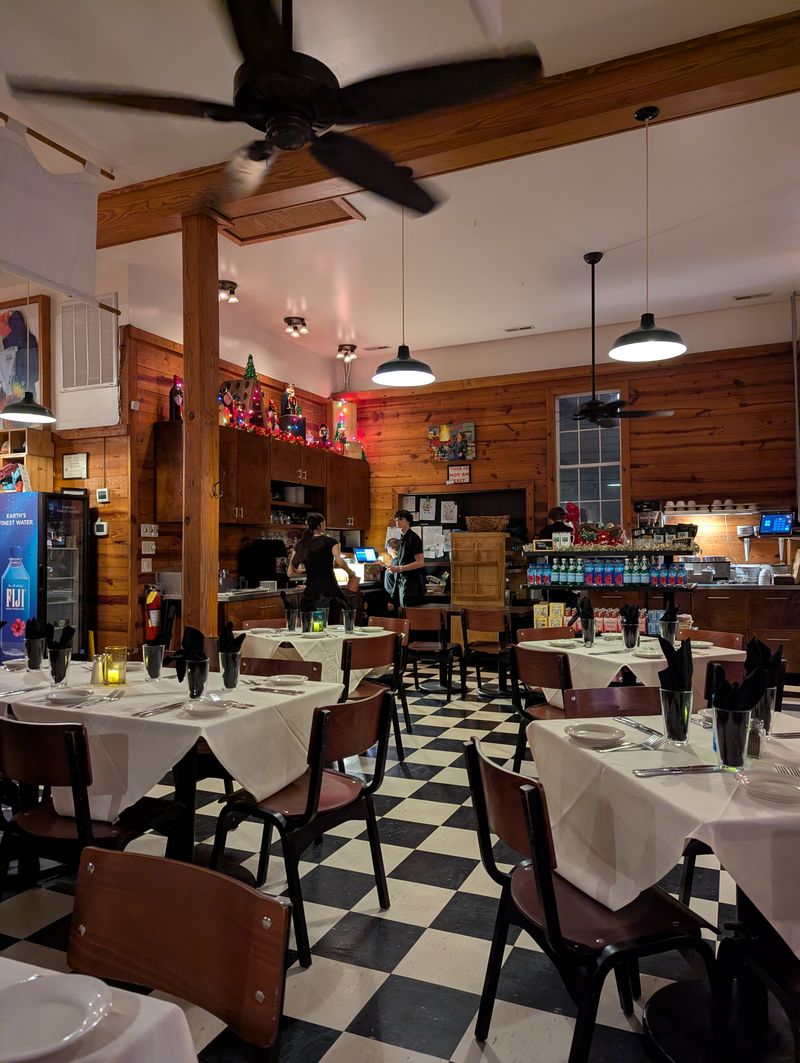 This Grocery In Beaufort, North Carolina, Is Home To The Most Addictive Crab Dip - Decor Hint Service That Makes Everyone Feel Like Family