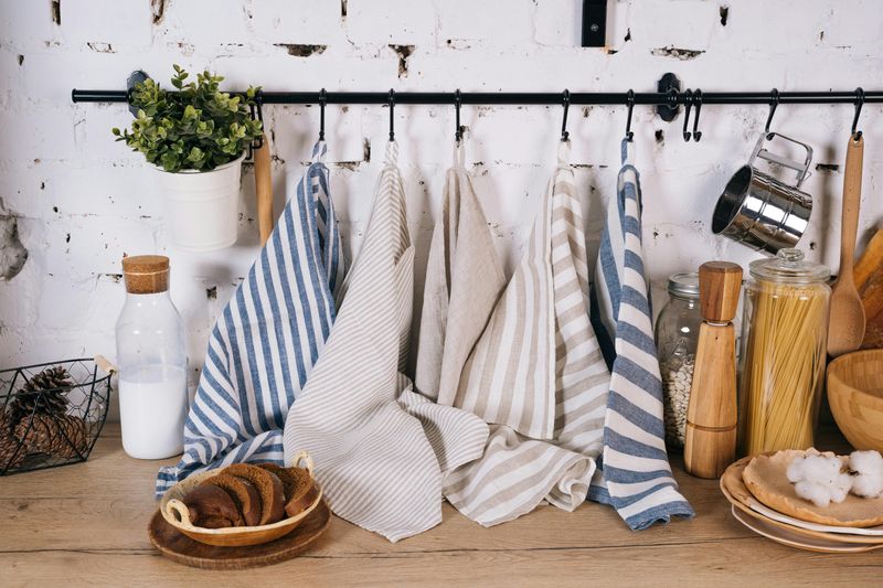 Experts Reveal 10 Things Ruining Illinois Kitchens - And 10 That Fix Them - Decor Hint Neutral And Timeless Kitchen Textiles