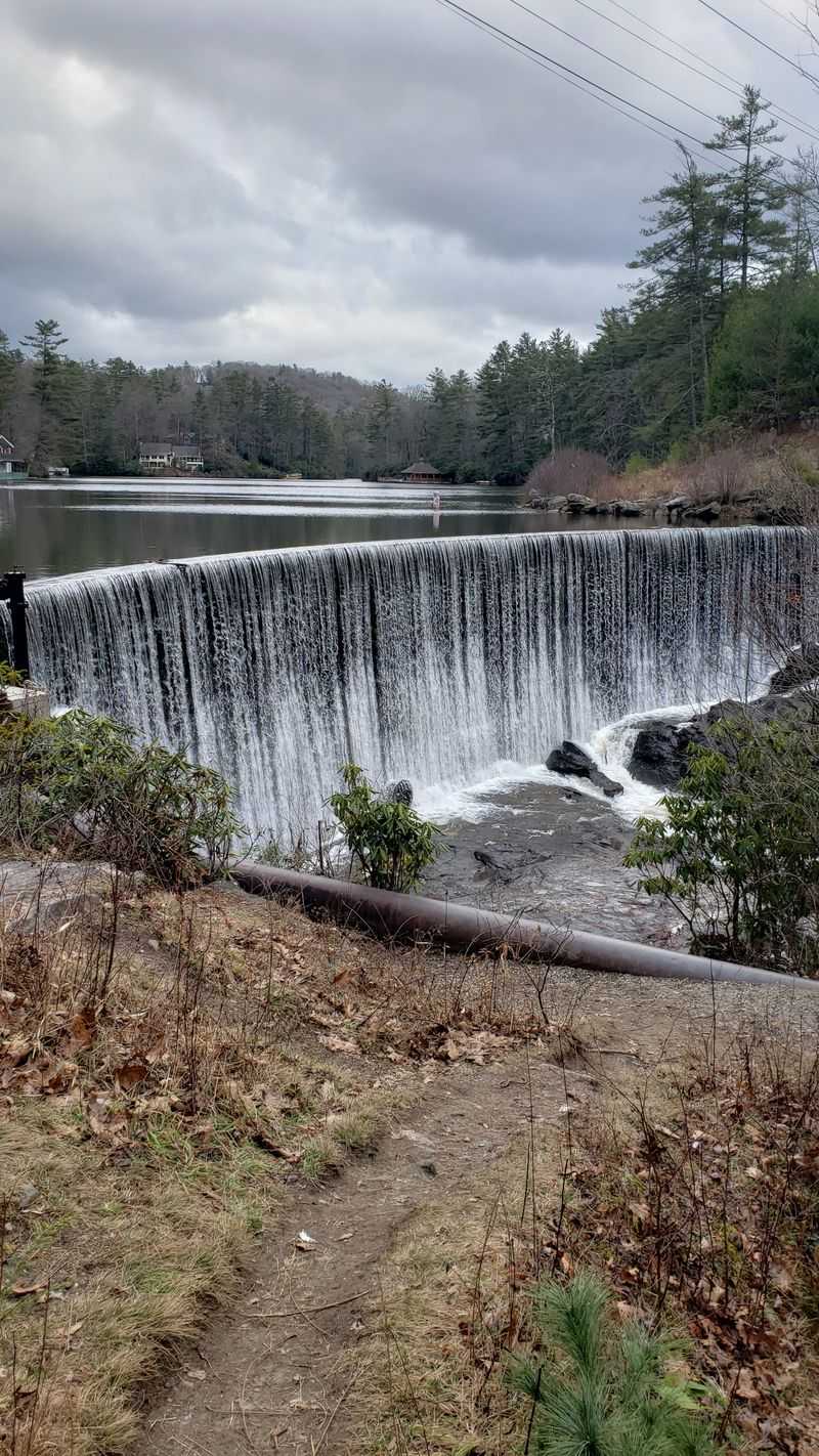 Highlands: Mountain Elegance Above the Clouds