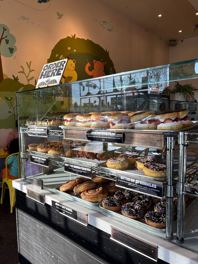 Food Lovers Say These 14 California Doughnut Shops Are Among The Nation's Best - Decor Hint Donut Friend