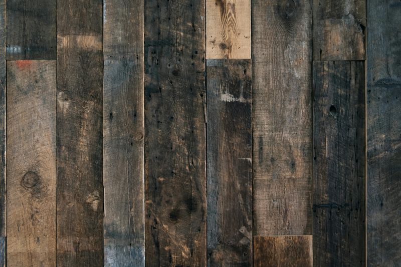 Colorado Designers Reveal 17 Home Trends Falling Out Of Favor - Decor Hint Reclaimed Wood Accent Walls