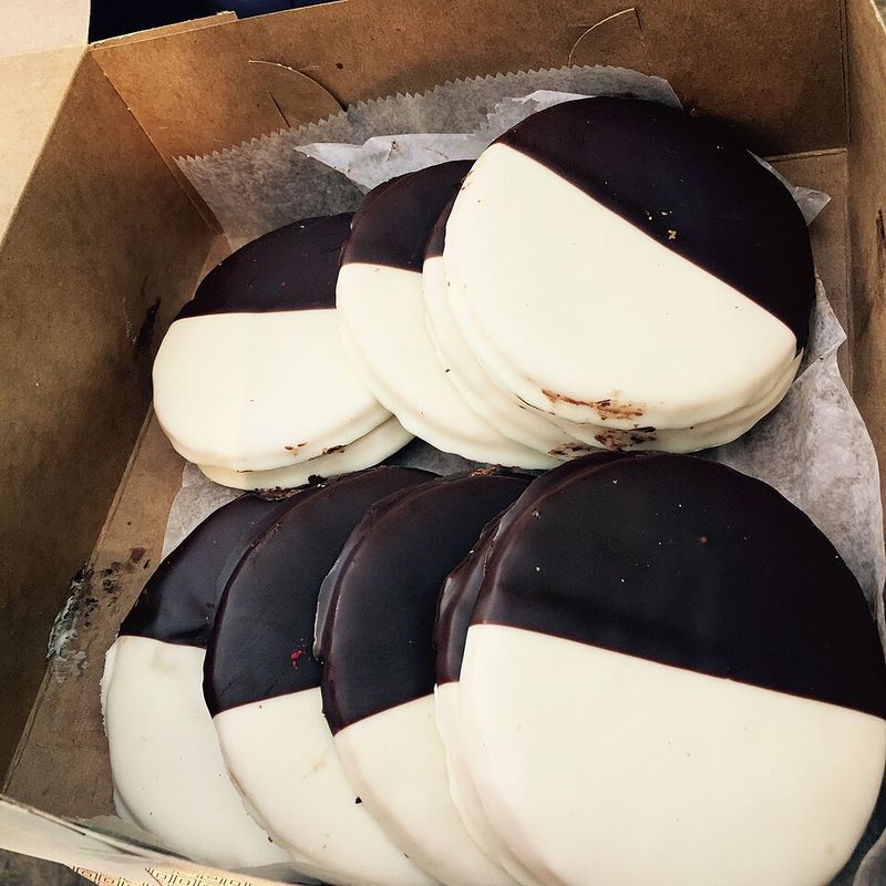 10 Old-School New York Dishes Only ’80s Kids Truly Get - Decor Hint Black And White Cookie