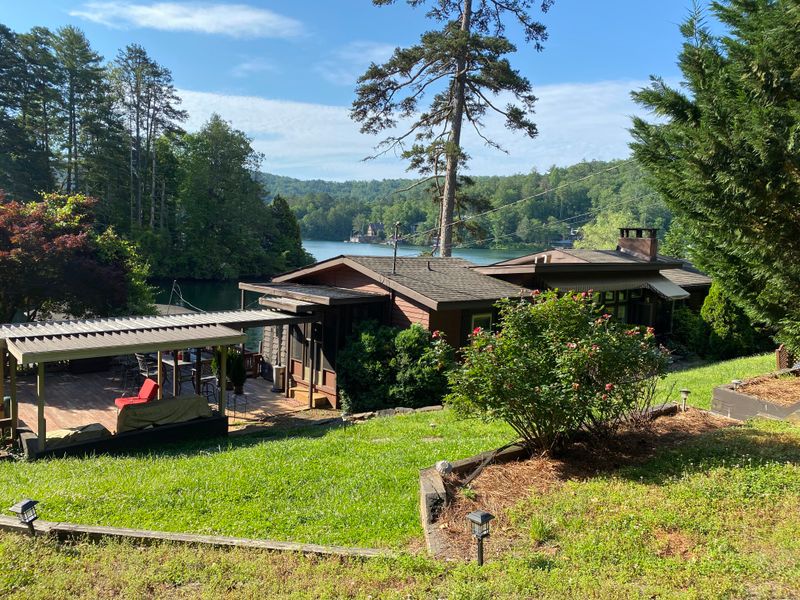 Lake Rabun Is One Of Georgia's Most Peaceful Hidden Retreats - Decor Hint Private Vacation Rentals With Character