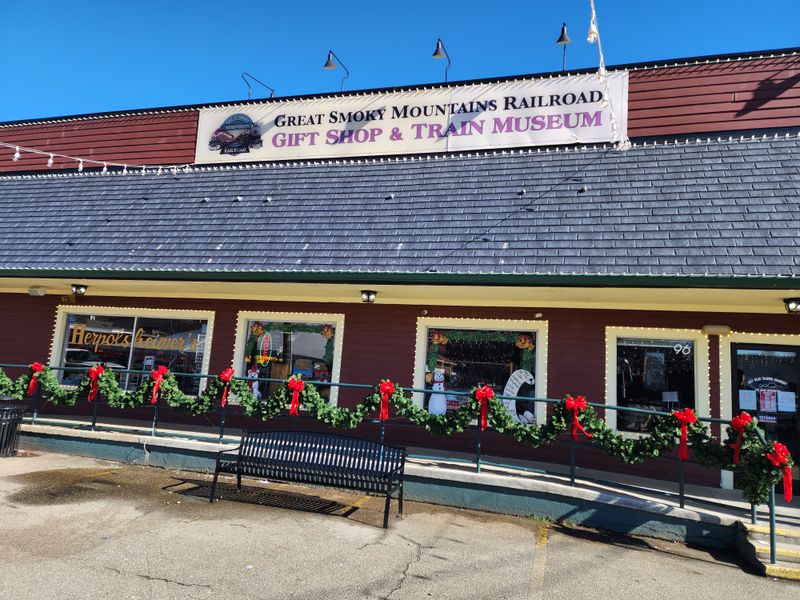 A Scenic Train Journey You'll Never Forget In The Smokies, North Carolina - Decor Hint Smoky Mountain Trains Museum