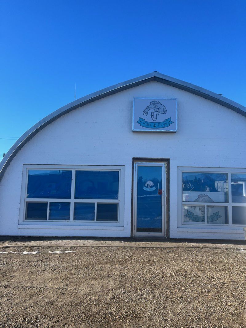 Low-Key Georgia Restaurants That Quietly Serve Incredible Seafood - Decor Hint RJ's Fish & Wings