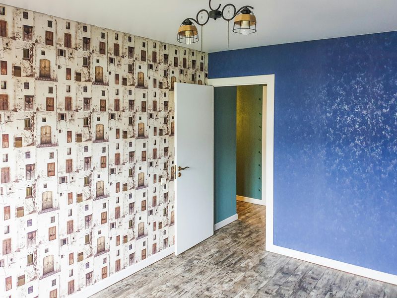 Viral Decor Trends Wisconsin Homeowners Quickly Regret - Decor Hint Statement Wallpaper On Every Wall