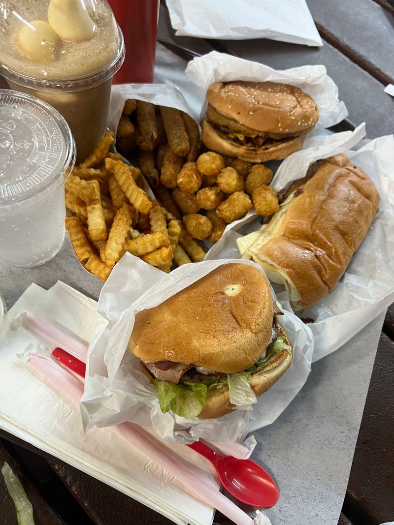 This California Restaurant Is Quietly Famous For Its Onion Rings - Decor Hint Perfect Pairing With Classic Menu Items