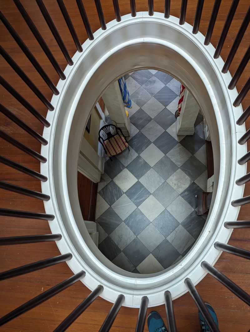 This Exquisitely Preserved Georgia Mansion Is A Masterpiece Of Old-World Southern Elegance - Decor Hint Spectacular Curved Staircase