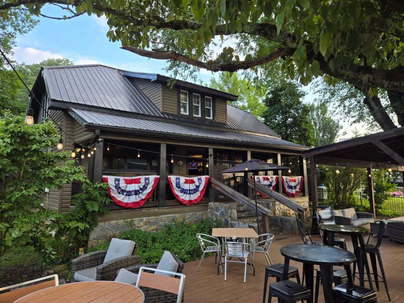 Georgia Hot Dog Joints That Surprise First-Timers Every Single Time - Decor Hint Dogwood Hot Dogs