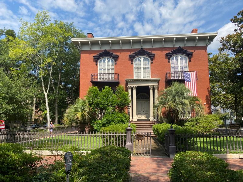 21 Historic Georgia Mansions That Capture The Grandeur Of A Bygone Era - Decor Hint Mercer-Williams House